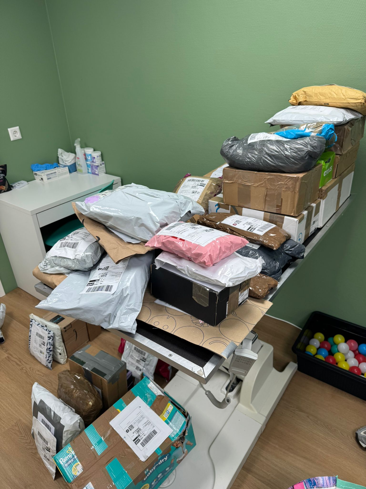 Stapel ingepakte Vinted-pakketjes klaar voor verzending